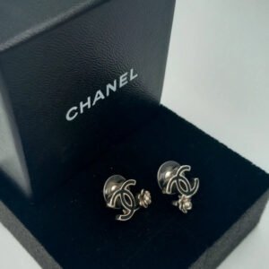 Orecchini (very chic) con fiore in smalto nero con logo Chanel CC