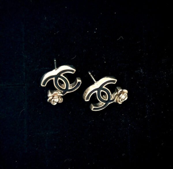 Orecchini (very chic) con fiore in smalto nero con logo Chanel CC - immagine 2