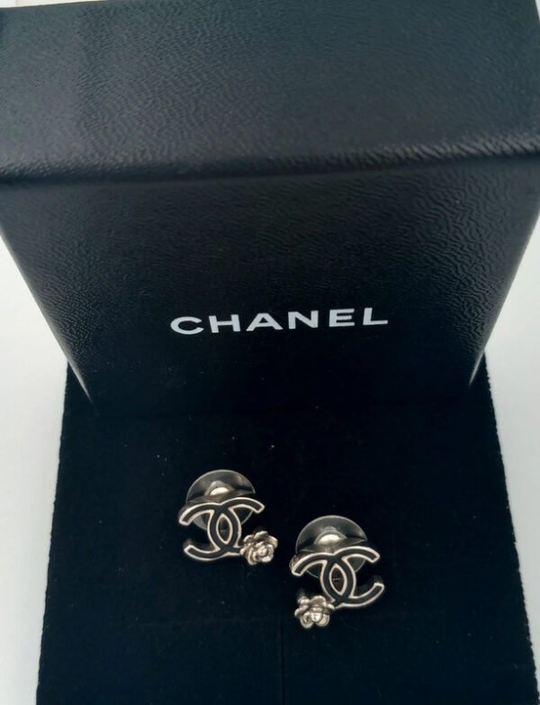 Orecchini (very chic) con fiore in smalto nero con logo Chanel CC - immagine 3