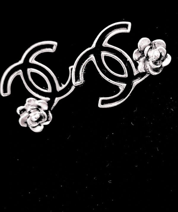 Orecchini (very chic) con fiore in smalto nero con logo Chanel CC - immagine 4