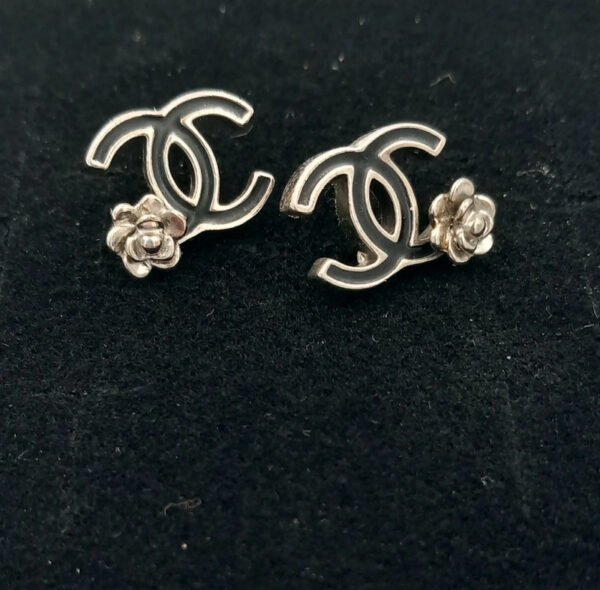 Orecchini (very chic) con fiore in smalto nero con logo Chanel CC - immagine 5