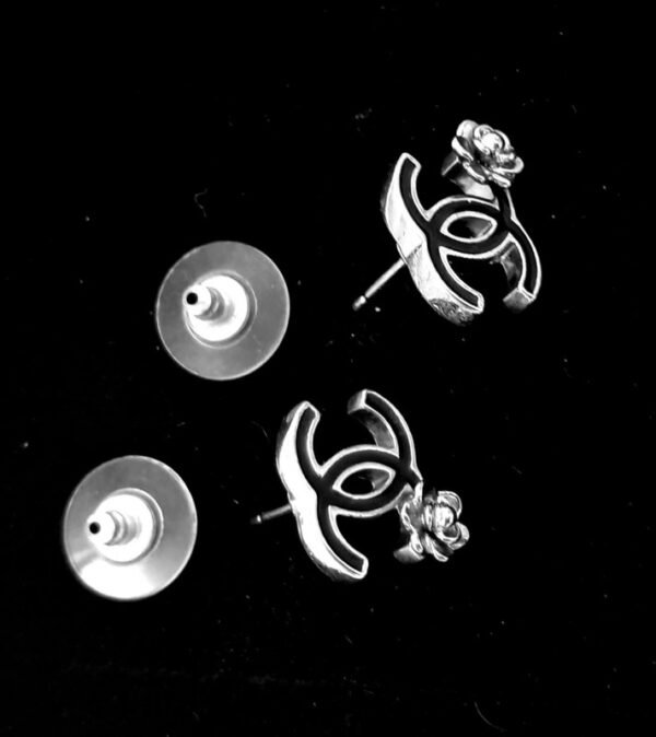 Orecchini (very chic) con fiore in smalto nero con logo Chanel CC - immagine 6